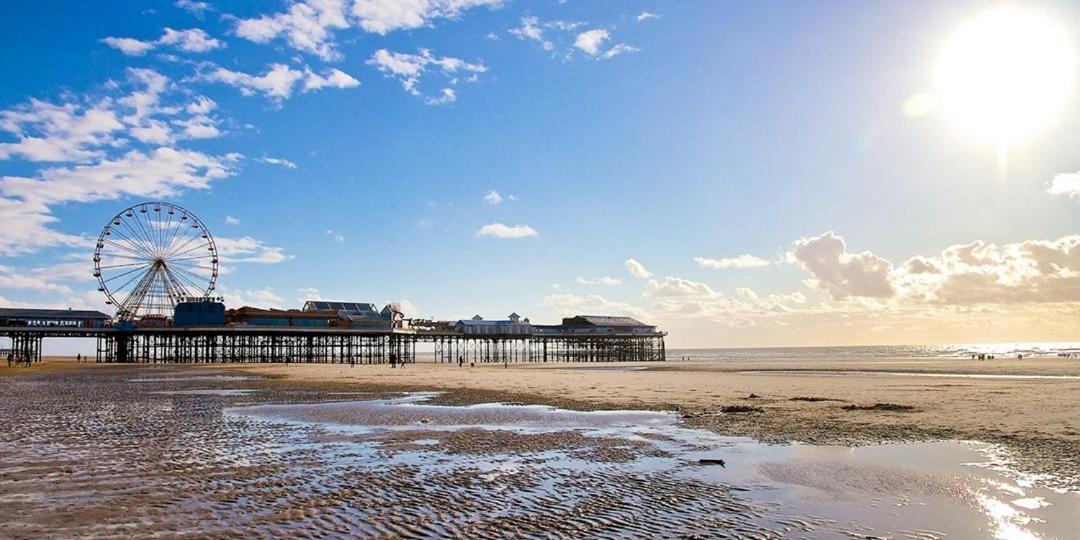Starlux Hotel Blackpool Exterior photo